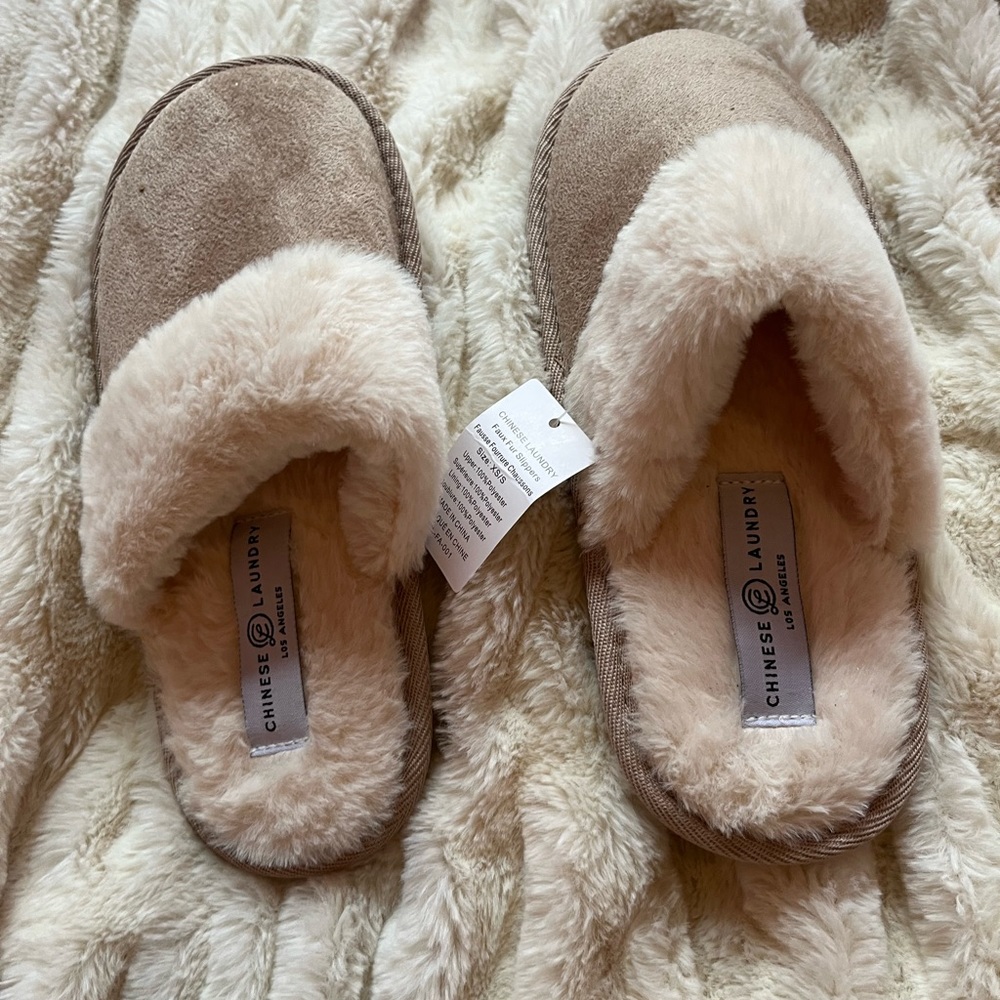 NWT Chinese Laundry L.A. faux fur lined slippers